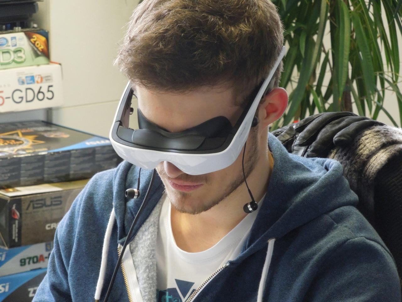 [22/03/2013] Für alle, die den Kollegen auf dem Bild noch nicht kennen, das ist unser neuer Prakti Daniel. Und wir haben ihm hier nicht etwa die rosarote Brille aufgesetzt, welche die Arbeit als besonders angenehm erscheinen lässt. Für Daniel ging es gleich in Medias Res und er durfte zusammen mit dem Benchmarc die Zeiss OLED-Videobrille testen.