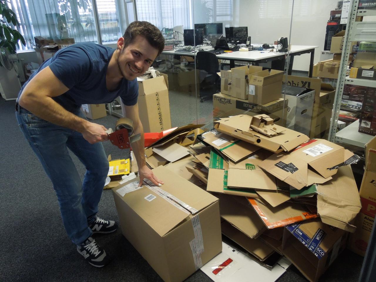[22/03/2013] Diese Woche hat Daniel auch gleich noch seinen Post-Produktions-Aufräum-Einstand gegeben. Nachdem unser Lager nur noch als Sammelplatz für Verpackungen zu erkennen war, musste, ääh dürfte Daniel ran. Und dabei ging er höchst professionell zu Werke: Erst mal schön alles klein machen und dann ab damit in den roten Karton. Perfekt gemacht, Herr Vogel, wir glauben, das wird was bei der PCGH!