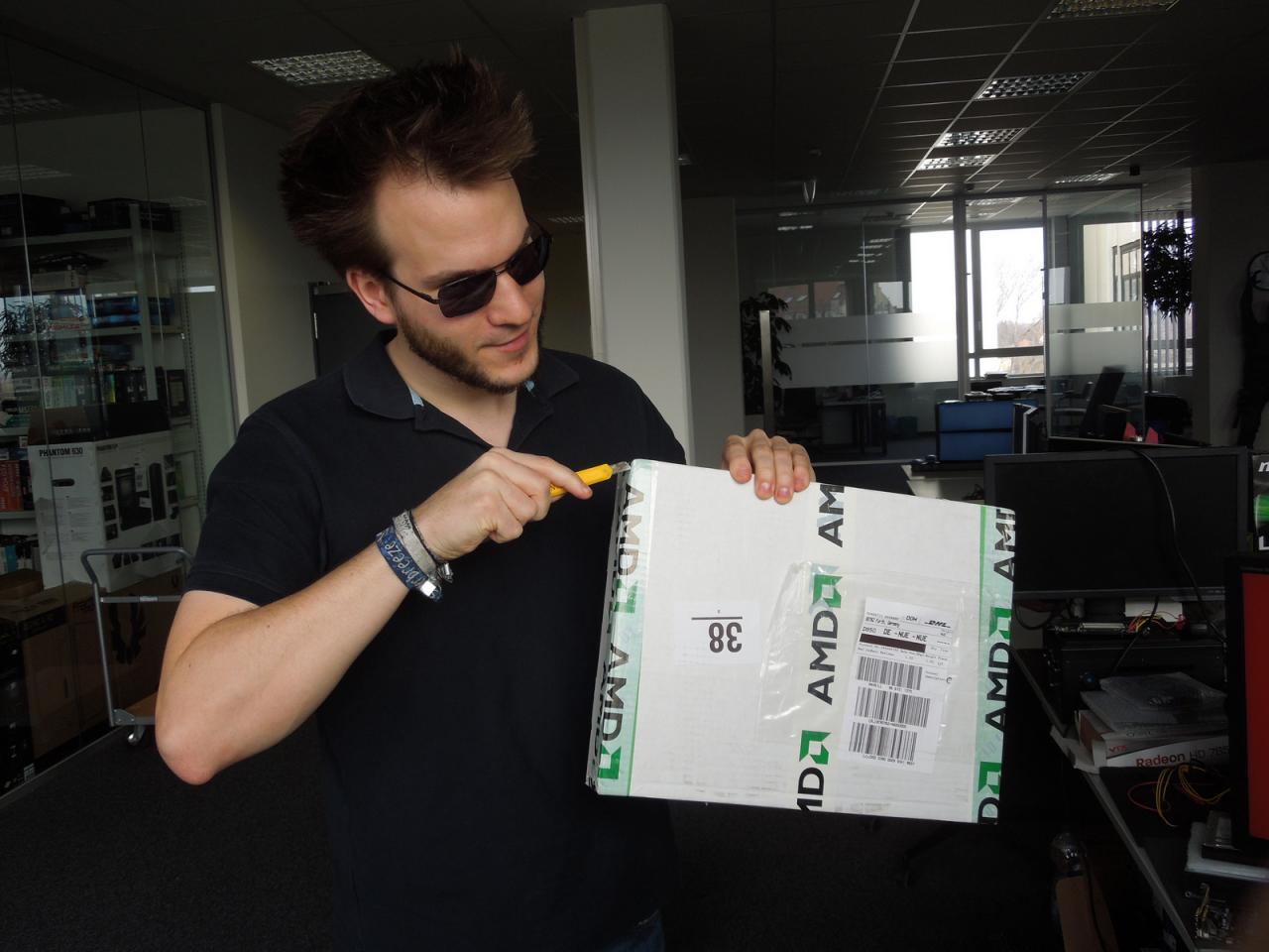 [22/03/2013] Na was hat AMD unserem Raff denn am Montag noch kurz vor Redaktionsschluss zugeschickt? Letzte Woche hatte sich Herr Vötter ja als potenzieller Käufer einer AMD-FX-CPU geoutet. Ob die wohl in diesem Paket steckt? 