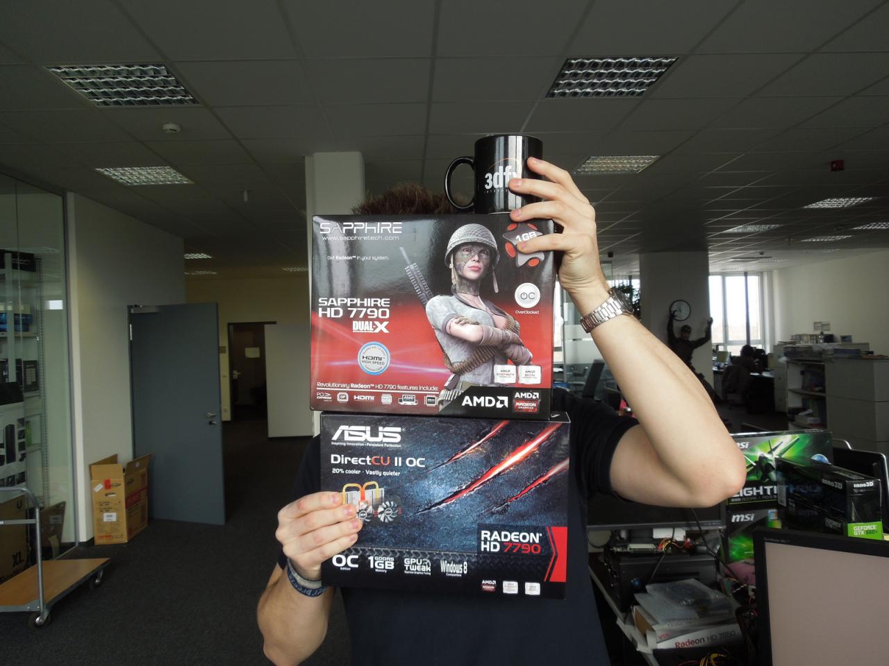 [22/03/2013] Für alle, die beim vorherigen Bild noch fleißig geraten haben, wollen wir das Rätsel lösen. In dem ominösen Paket befand sich die brandneue Radeon HD 7790, die Raff natürlich in letzter Minute noch für die PCGH 05/13 testen will. Warum es sich allerdings hinter den Kartons versteckt und nur seine Standard-Devotionalie präsentiert, wissen wir nicht. Ein Embargo hat er jedenfalls nicht gebrochen. 