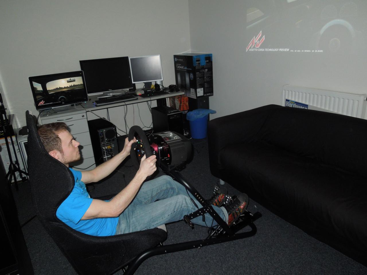 [22/03/2013] Der erste Testfahrer mit unserer Rennkombi war dann auch der Benchmarc. Eigentlich wollte er ja nur eben bei der zum Einsatz kommenden Rennsimulation Assetto Corsa die optimalen Grafikoptionen einstellen. Aber schon nach der ersten Proberunde merke Herr Sauter wie hochwertig und simulationstauglich der Racing Seat ist und wollte gar nicht mehr aufhören zu heizen.