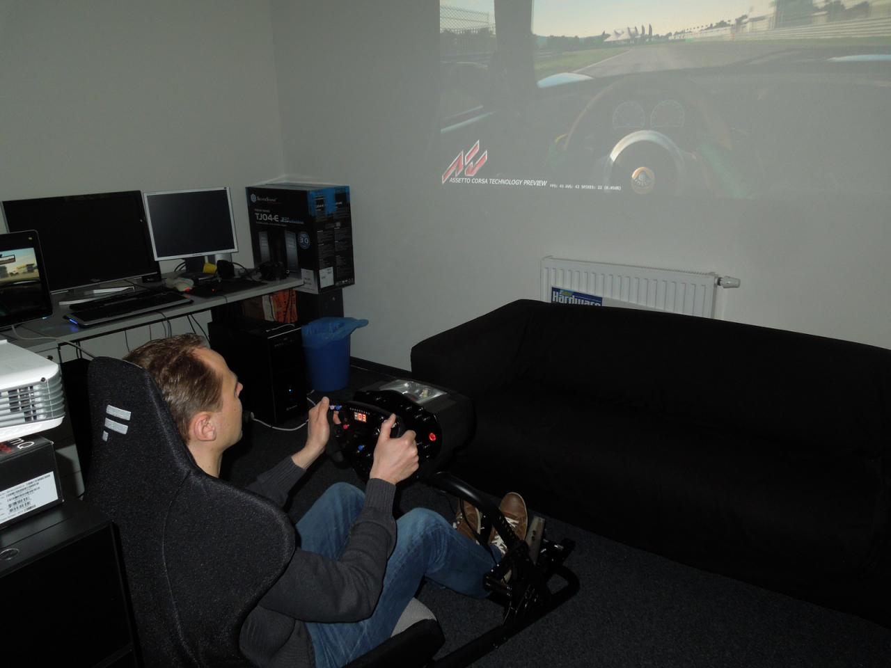[22/03/2013] 24.3.2013: Selbst Marco kann sich dem virtuellen Rennsport nicht entziehen. Obwohl er ja eigentlich eher Spezialist für Organisation oder LCD-Monitore ist, will Herr Albert auch mal so richtig Gas geben und auf der Piste die Sau rauslassen. Und das klappt mit dem Spielzeug, das der Spieleonkel organisiert hat, besonders gut. Und um das Rennfeeling noch zu verbessern spendet Marco sogar noch einen Beamer - wenn das nicht knorke ist. :)
