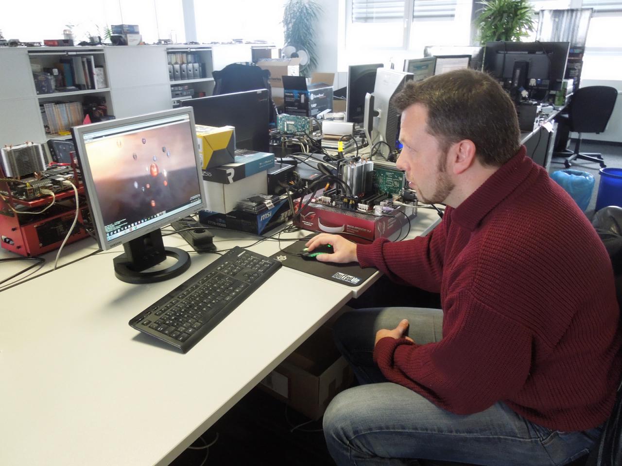 [28/03/2013] Auch wenn es so wirkt als würde unser VGA-Doktor Carsten hier virtuell eine ruhige Kugel schieben, ist Herr Spille gerade mitten in der Evaluationsphase eines Frame-Capture-Programms zur Leistungsmessung von Nvida. Und wie man es von Herrn Spille ja gewohnt ist, schaut der gute immer ganz genau hin. :)