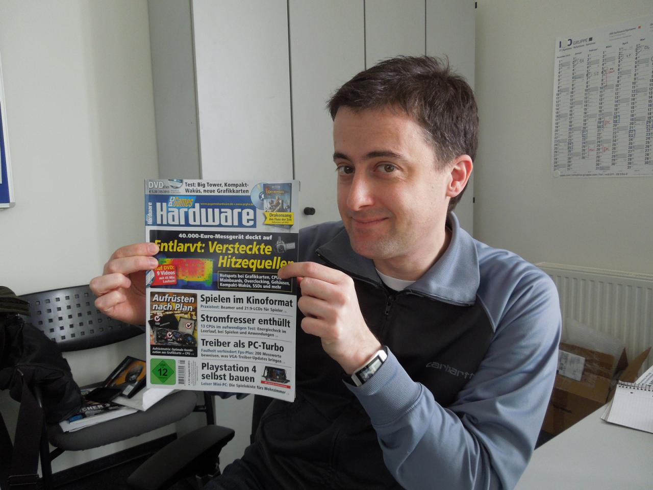 [28/03/2013] Wie immer voller Stolz präsentiert unser Chef das neueste Werk aus der PCGH-Redaktion, das direkt nach Ostern im Zeitschriftenhandel bereit steht. Und dieses Mal hat Thilo etwas ganz besonderes in das Editorial geschrieben. Da ist nicht nur von Seitensprüngen die Rede, Herr Bayer proklamiert auch, dass er jetzt die Antwort auf alle Fragen hat - er ist und bleibt halt unser Meister! 