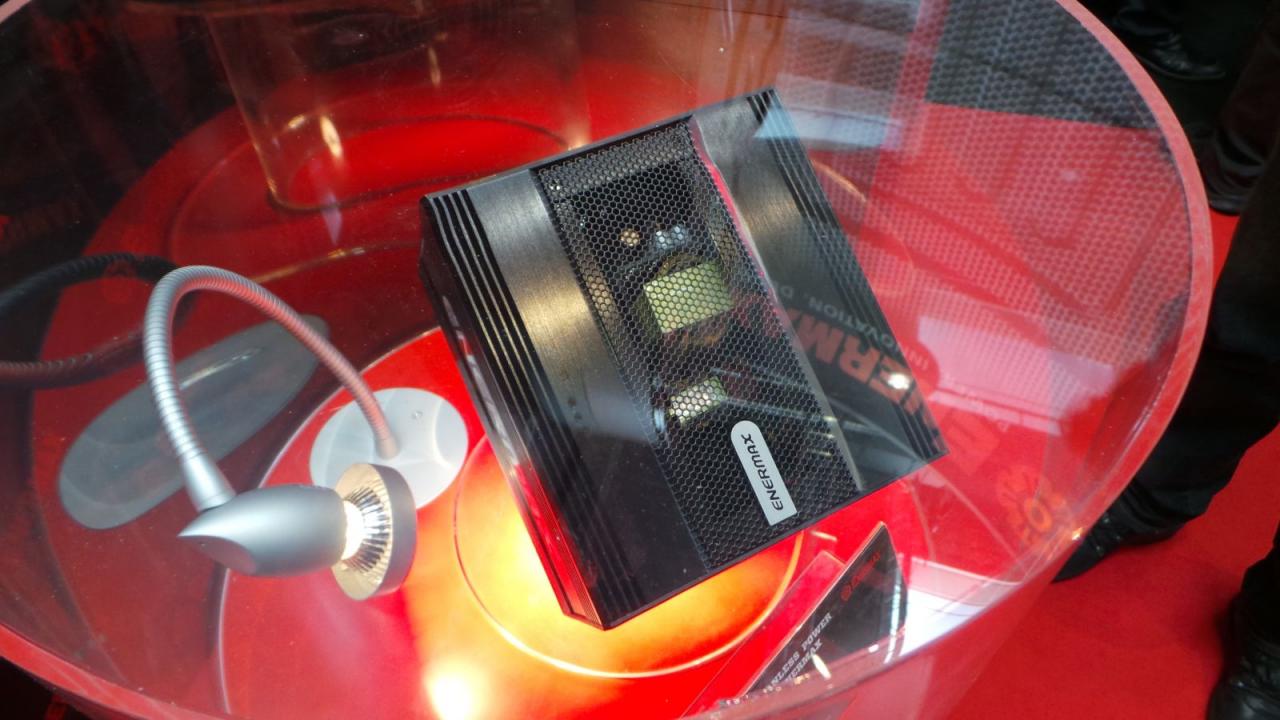 [05/03/2013] Enermax mit passivem Netzteil auf der Cebit (2)