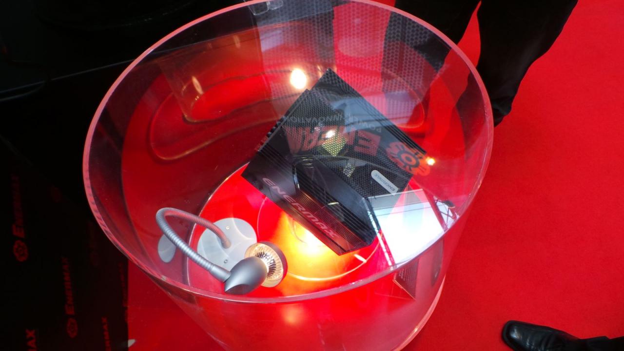 [05/03/2013] Enermax mit passivem Netzteil auf der Cebit (3)