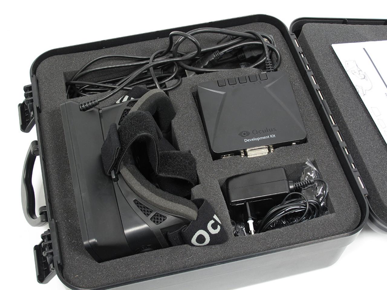 [29/04/2013] Viele Kabel und Zubehör liegen in der Box.
