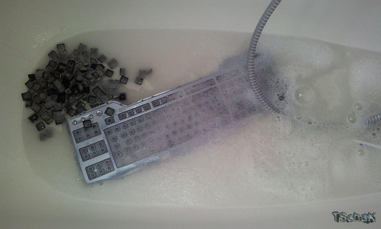 [12/04/2013] Update vom 14.04.: Tastatur nimmt ein Bad, darauf tippte man in den 80ern (48)