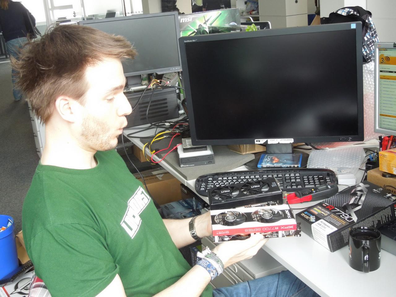 [04/04/2013] Wenn unser Raff vor lauter Entzücken einen Pfiff loslässt, sind entweder wieder die gut aussehenden Redakteurinnen anderer Magazinen im Haus vorbeigelaufen oder Herr Vötter hat ganz besondere Hardware auf den Tisch bekommen. Wie Sie selbst sehen ist letzteres der Fall, denn bei Raff am Arbeitsplatz sammeln sich kleine aber dennoch für Spieler interessante 3D-Beschleuniger, um getestet zu werden..