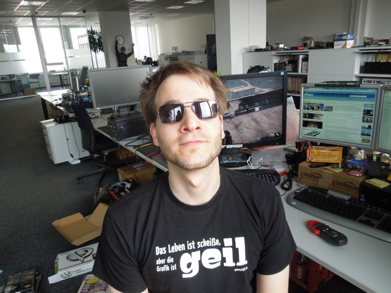 [04/04/2013] Erkennen Sie diesen jungen Mann, nein? Wir waren auch ganz verwundert als Raff am Donnerstagmorgen ungestyled und mit einer eines (VGA-)Stars würdigen Brille in der Redaktion auflief. Und da auch wir Hern Vötter so ordinär frisiert kaum zu Gesicht bekommen, mussten wir davon ein Beweisfoto schicken. Irgendwie wirkt Raff ja schon wie Schwiegermutters Liebling, oder? 