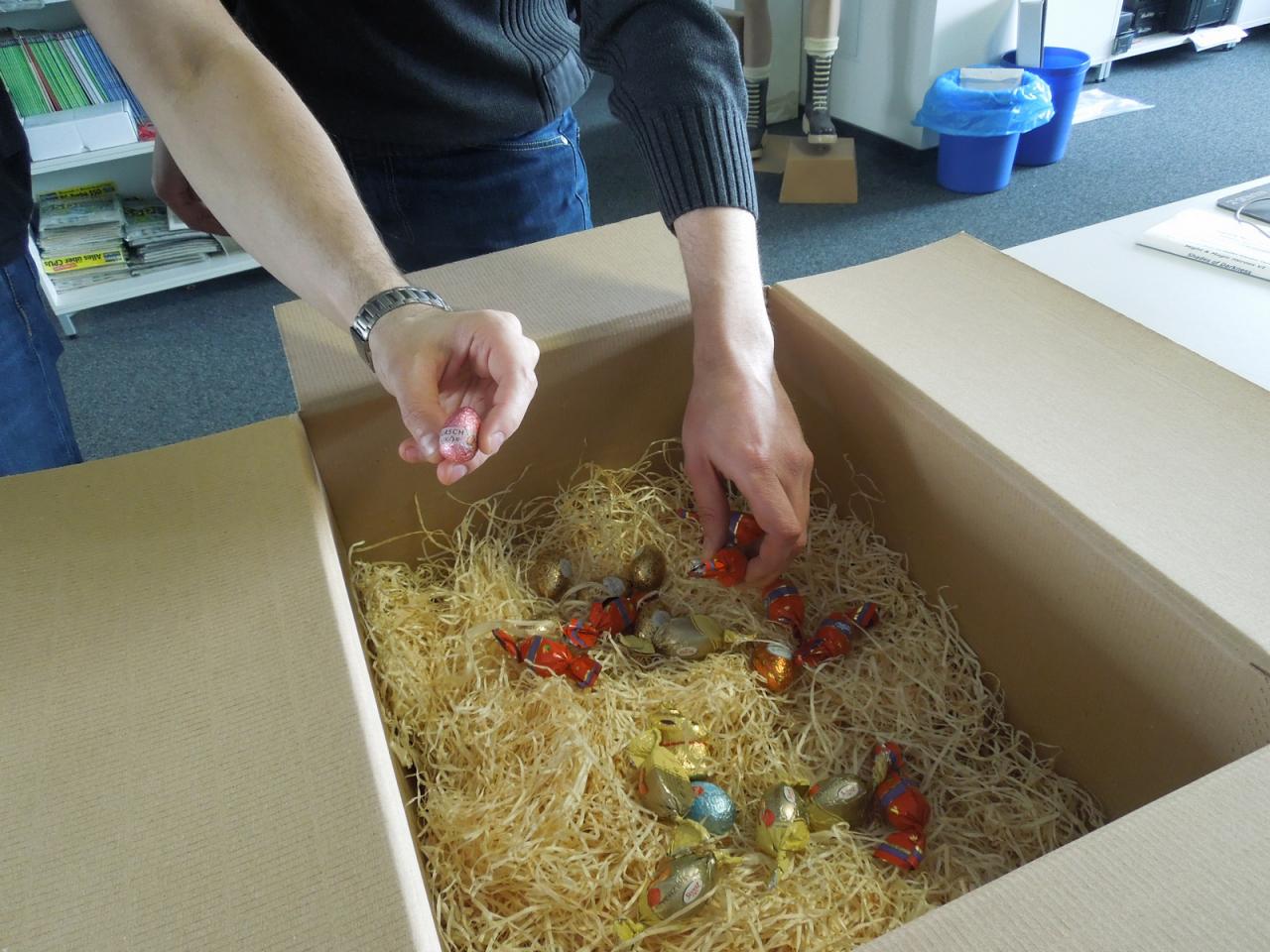 [04/04/2013] Nachdem der Osterhase letzte Woche nur einen symbolischen Raving-Rabbit-Gruß hinterlassen hat gab es diese Woche sozusagen die Reste vom Fest. Ganz so schlimm war das mit der nachösterlichen Spende des Kollegen Möllendorf aber doch nicht, denn seine Kalorienbomben wurden dankend angenommen. Rate Sie doch mal, wer da grad so beherzt in die Kiste greift.