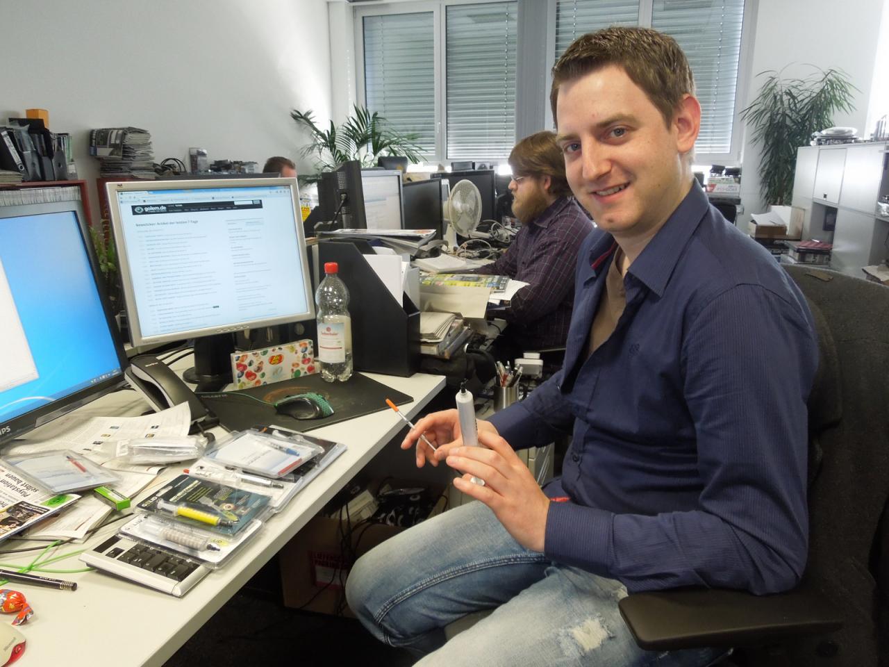 [04/04/2013] 7.4.2013: Auch wenn das vielleicht so aussieht bitte hier Dr. Steinhart Raudacher nicht etwa zur Doping-Spritze, damit es mit der Schreiberei und den Hardware-Tests zackiger läuft. Unser frisch aus den Südtiroler Bergen zurückgekehrter Volo testete diese Woche Wärmeleitpasten und die werden ja bekanntlich in Spritzen geliefert. Das wird also nix mit Doktor spielen leiben Reinhard.