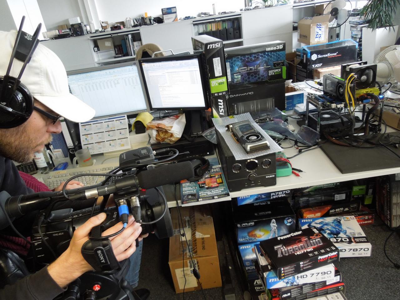 [12/04/2013] Hier einmal ein kleines Bilderrätsel: Der heimliche Star des gerade beginnenden Videoaufnahmen liegt irgendwo auf dem Schreibtisch vor unserem Kameramann Daniel. Der ist gerade dabei auf das Objekt zu zoomen, um dann auf den angeblich wichtigeren Protagonisten des Videos zum Thema 