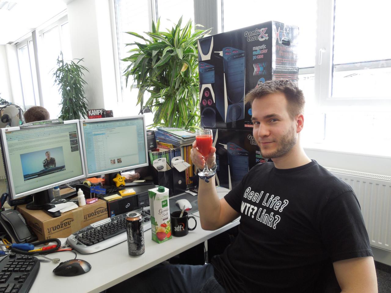 [12/04/2013] Es ist wieder soweit, Raff versucht gesund zu leben. Daher ruft er einen Toast mit purem Gemüsesaft aus. Dass Herr Vötter wie üblich sein Lieblings-Kaffeetässchen auf dem Schreibtisch platziert hat verstehen wir ja noch. Was aber die Dose, deren Inhalt ein 