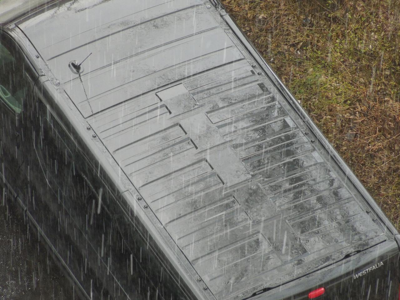 [19/04/2013] Auch wenn es dieses Bild anderes vermuten lässt, das Wetter war in der vergangenen Abgabewoche eigentlich recht schön und die Temperaturen schon fast sommerlich. Da durften Raff und Carsten, unsere selbst ernannten Experten für unverbrauchte Frischluft, auch Fenster in der Redaktion offen lassen. Als es am Mittwochnachmittag, wie im Bild zu sehen ist, so regnete als stünde die Sintflut bevor, schlossen beide die Fenster freiwillig.