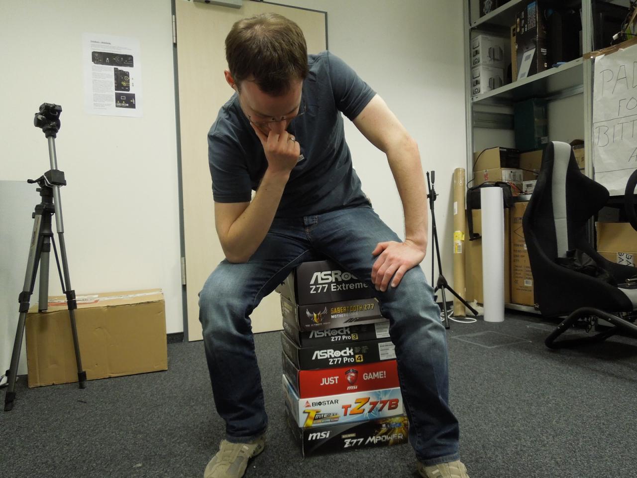 [19/04/2013] Ob der gute Daniel hier im Bild nachdenklich oder doch eher verärgert dreinschaut müssen Sie selbst entscheiden. Fakt ist, er hat auf dem Platinen-Stapel erst für die Kamera posiert, als die Arbeit am Abgabefreitag dann endlich erledigt war. Doch irgendwie könnte man diese Bild des Herrn Möllendorf auch als Vorlage für eine in Stein gemeißelte Statue heranziehen. Die könnte dann mit 