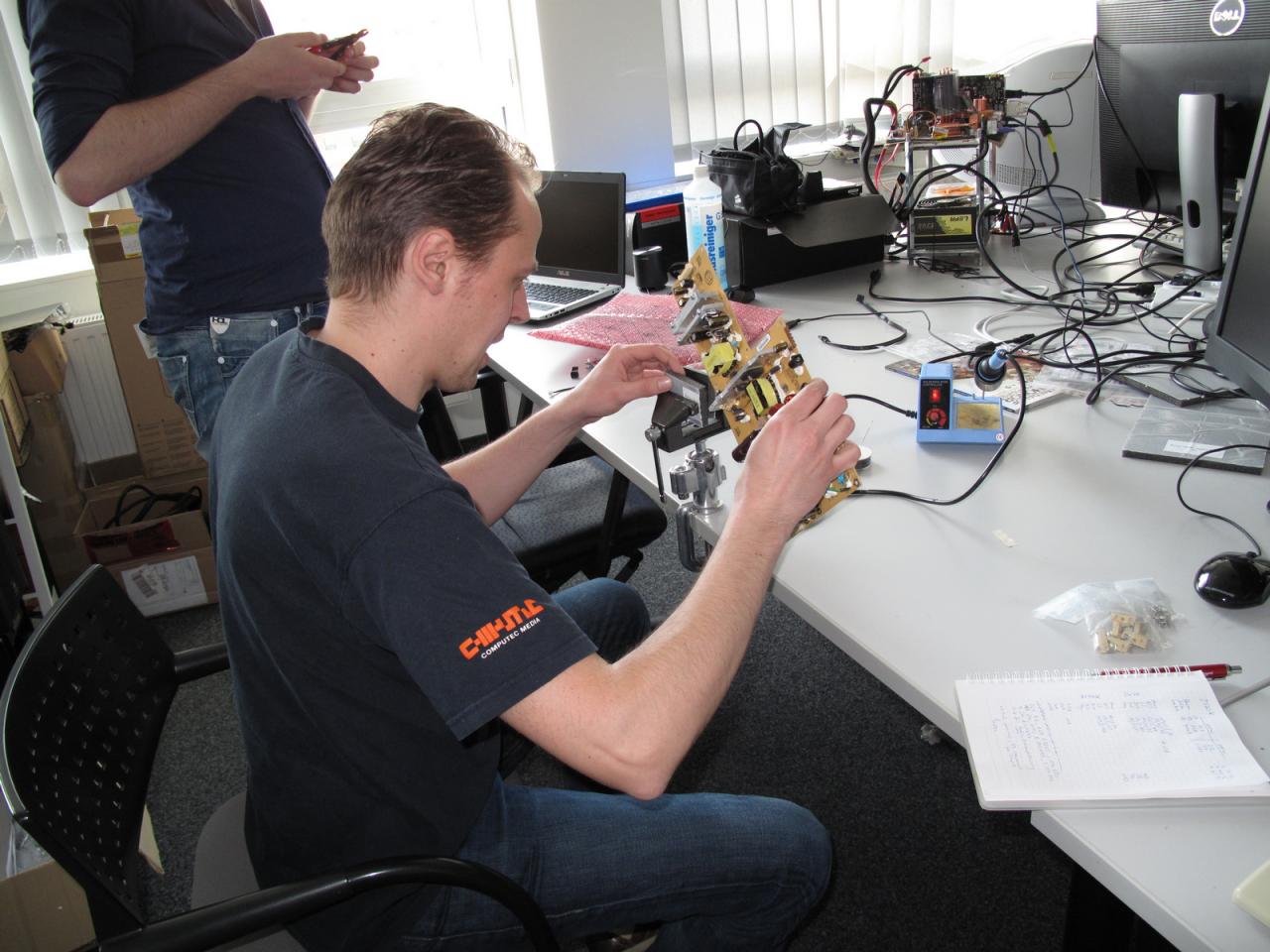 [26/04/2013] Bevor unser Marco bei der PCGH angeheuert hat, um Hardware zu testen, Artikel zu tippen und organisatorisch tätig zu werden, hat er eine Lehre als Kommunikationstechniker absolviert. Schon damals war Herr Albert der Meister mit dem Lötkolben und daher darf er auch immer ran, wenn es in der Redaktion auf diese Art und Weise etwas zu reparieren gibt. 
