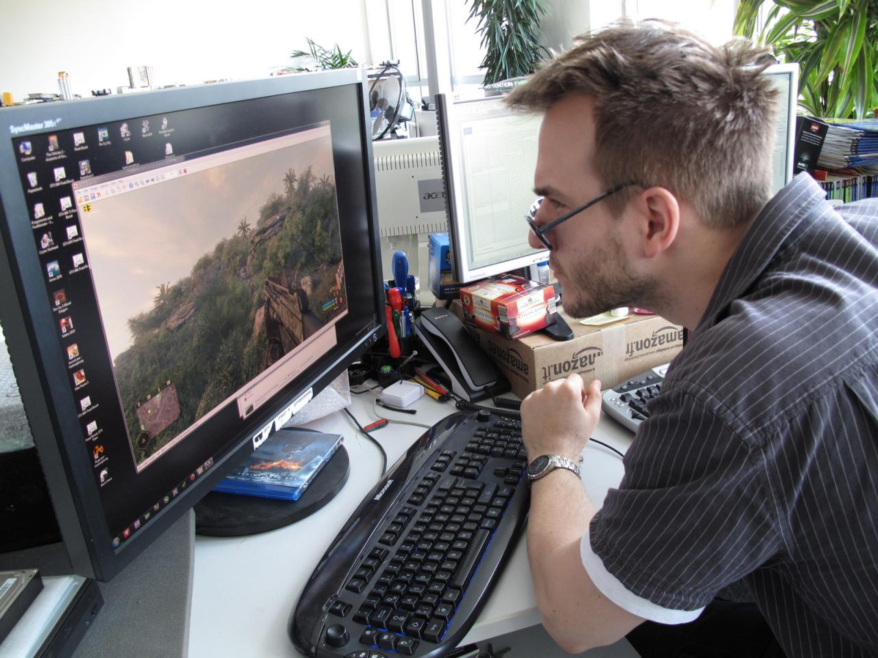 [26/04/2013] Unser Raff ist hier auf der Suche nach dem SGSSAA. Dass er sich dabei mit seinem Kopf sehr nahe an den Monitor bewegen muss ist ja nichts Besonderes. Dass Herr Vötter allerdings seine die Optik doch stark verdunkelnde Sonnenbrille nicht von der Nase nimmt, sondern wie ein Oberlehrer nur nach unten rückt um den Durchblick zu bekommen, das mussten wir einfach im Bild festhalten. 