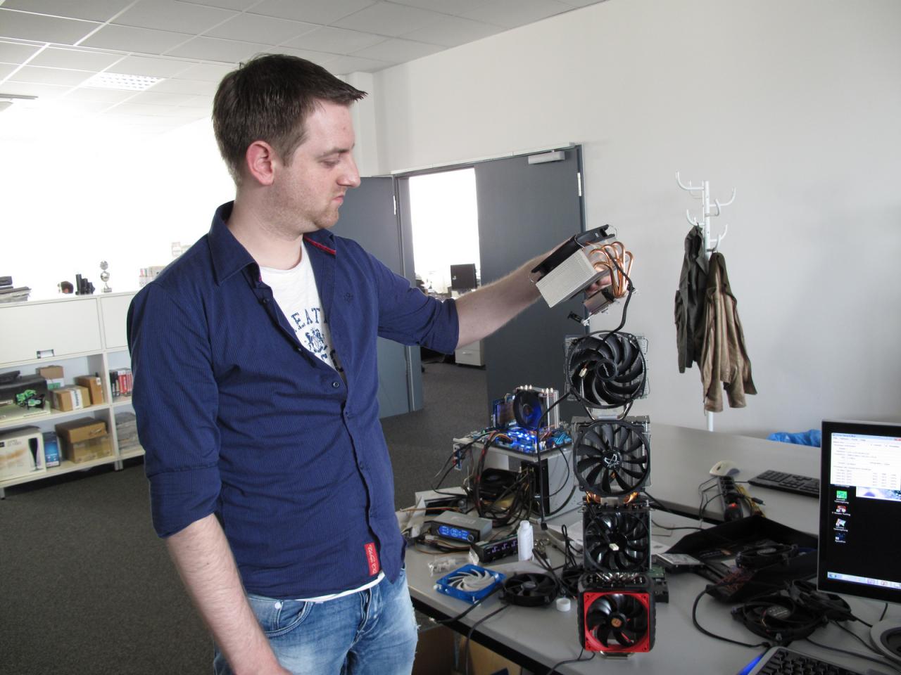 [26/04/2013] Wie man es von unserem Reinhard, der sich diese Woche durch fachmännische Lötarbeiten und als Elektrikergeselle geoutet hat, gewohnt ist, hat er für unser Foto wieder einen schönen Turm aufgebaut. Diesmal stapelt er jene CPU-Kühler aufeinander, die er im Verlauf der Woche schon getestet hat. Wir sagen wie immer 