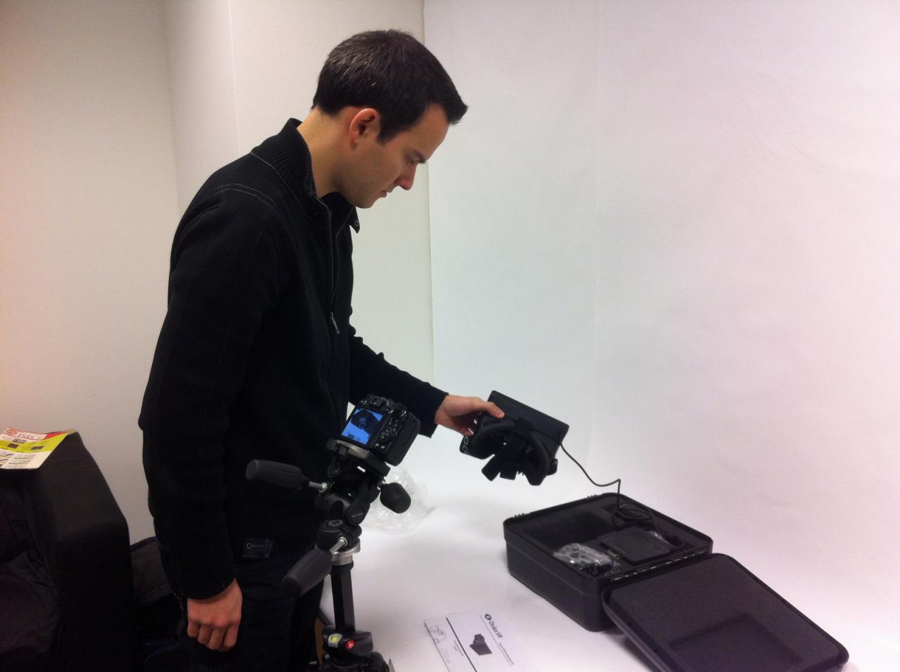 [26/04/2013] Kaum ist das Oculus Rift in der Redaktion eingetroffen, macht Daniel auch schon die ersten Fotos, damit wir Ihnen alle Details zu diesem doch sehr außergewöhnlichen aber irgendwie auch sehr coolen Stück Hardware verraten können. Dr. Waadt jedenfalls findet das Gerät echt klasse. Ob er wohl auch die richtige Medizin für die sogenannte 