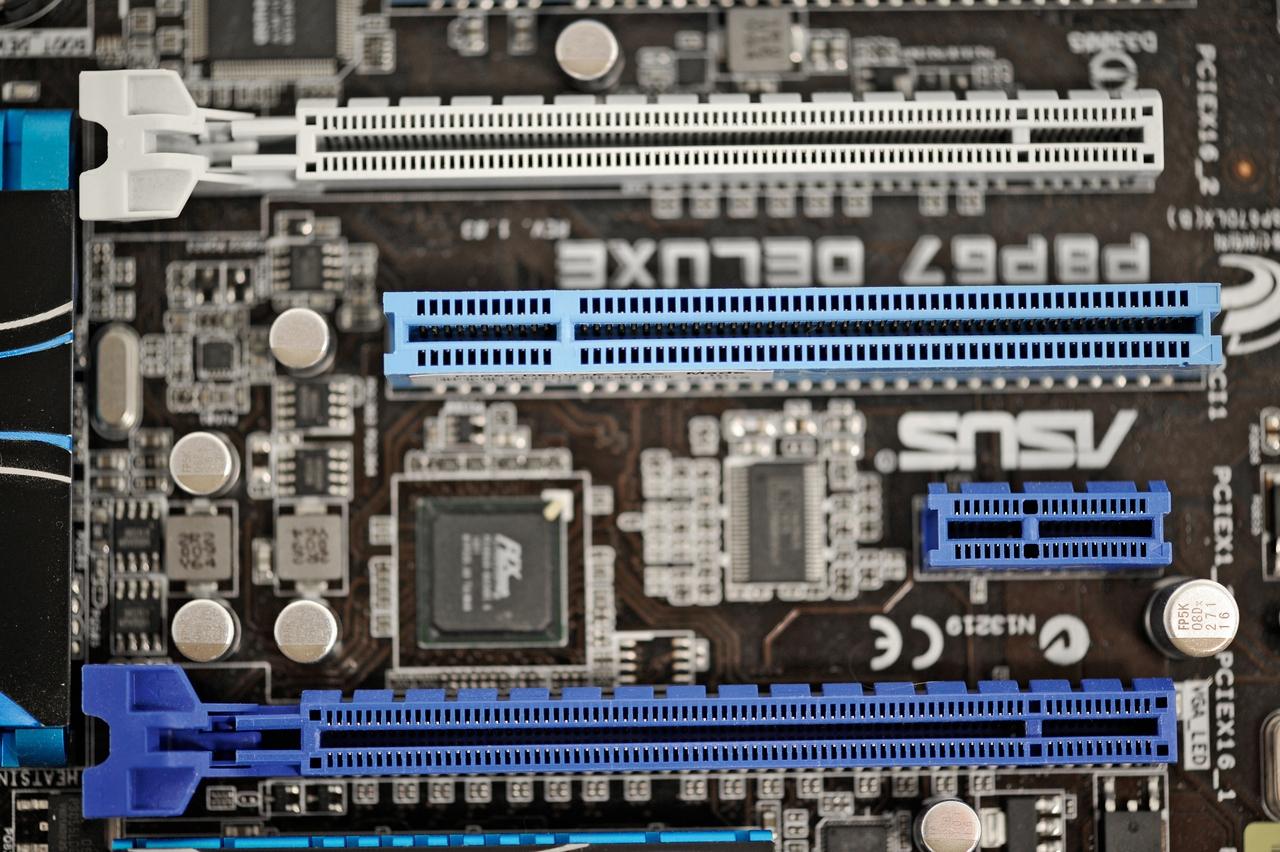 [16/04/2013] Zwei PCI-Express-x16-Steckplätze, hier im Format 2.0 oben und unten. An zweiter Stelle von oben PCI und an dritter Stelle PCI-E-x1