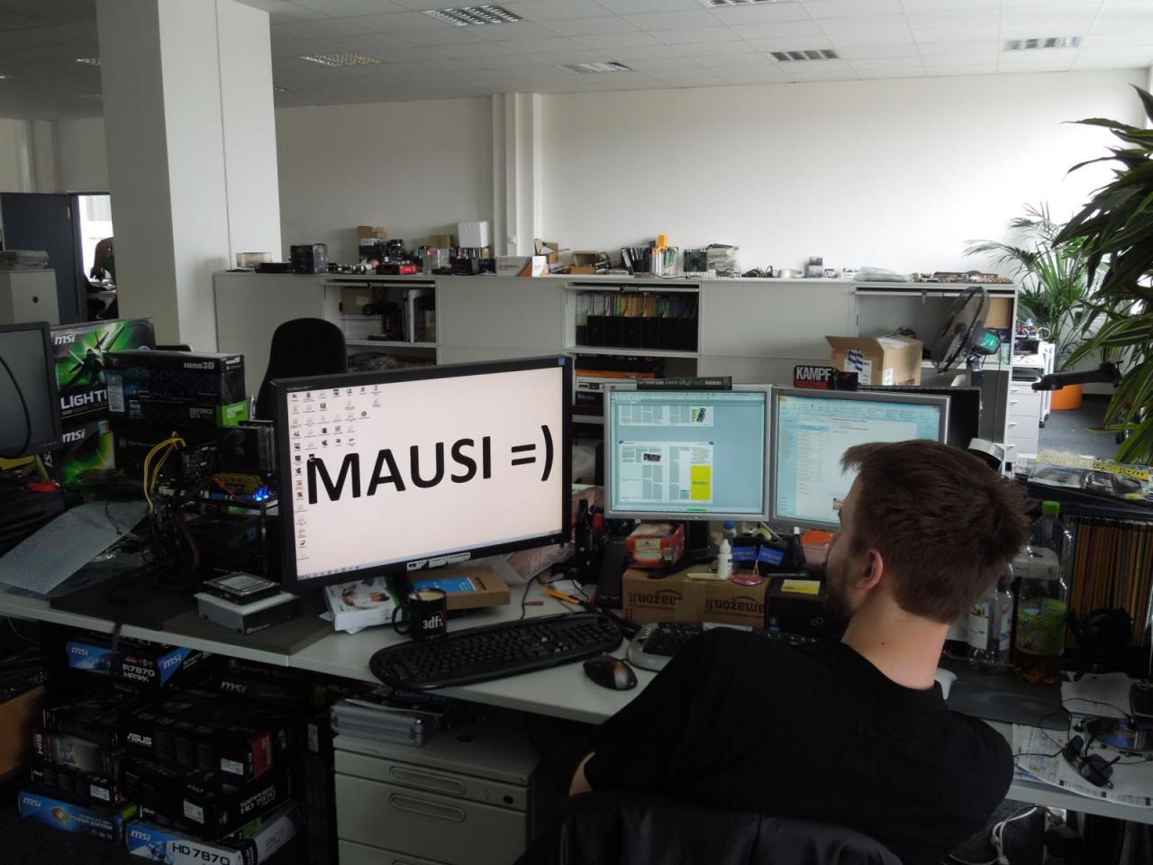 [10/05/2013] In unserem Beruf ist es durchaus üblich, dass man zu seinem Computer eine Beziehung pflegt, die über das reine Geschäftliche hinausgeht. Herr Vötter und sein Rechner geben sich beispielsweise schon liebevolle Kosenamen. Ob das die 3Dfx-Tasse gut findet?