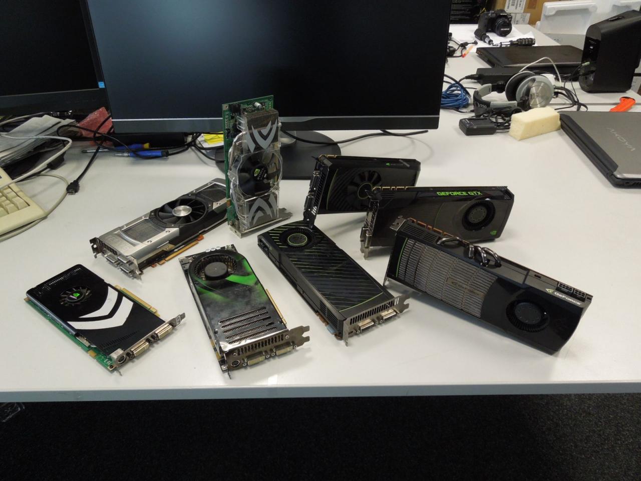 [10/05/2013] Archäologie-Stunde bei PCGH: Bei Grabungen in unserem Hardware-Regal sind wir auf eine Grafikkarten-reiche Schicht gestoßen und entdeckten dabei folgende Nvidia-Topmodelle - teils aus grauer PC-Vorzeit. Wir versuchen gerade, die Grafikkarten anhand der Hardware-Schichten, in denen wir sie fanden, einem Jahr zuzuordnen. Können Sie uns helfen?