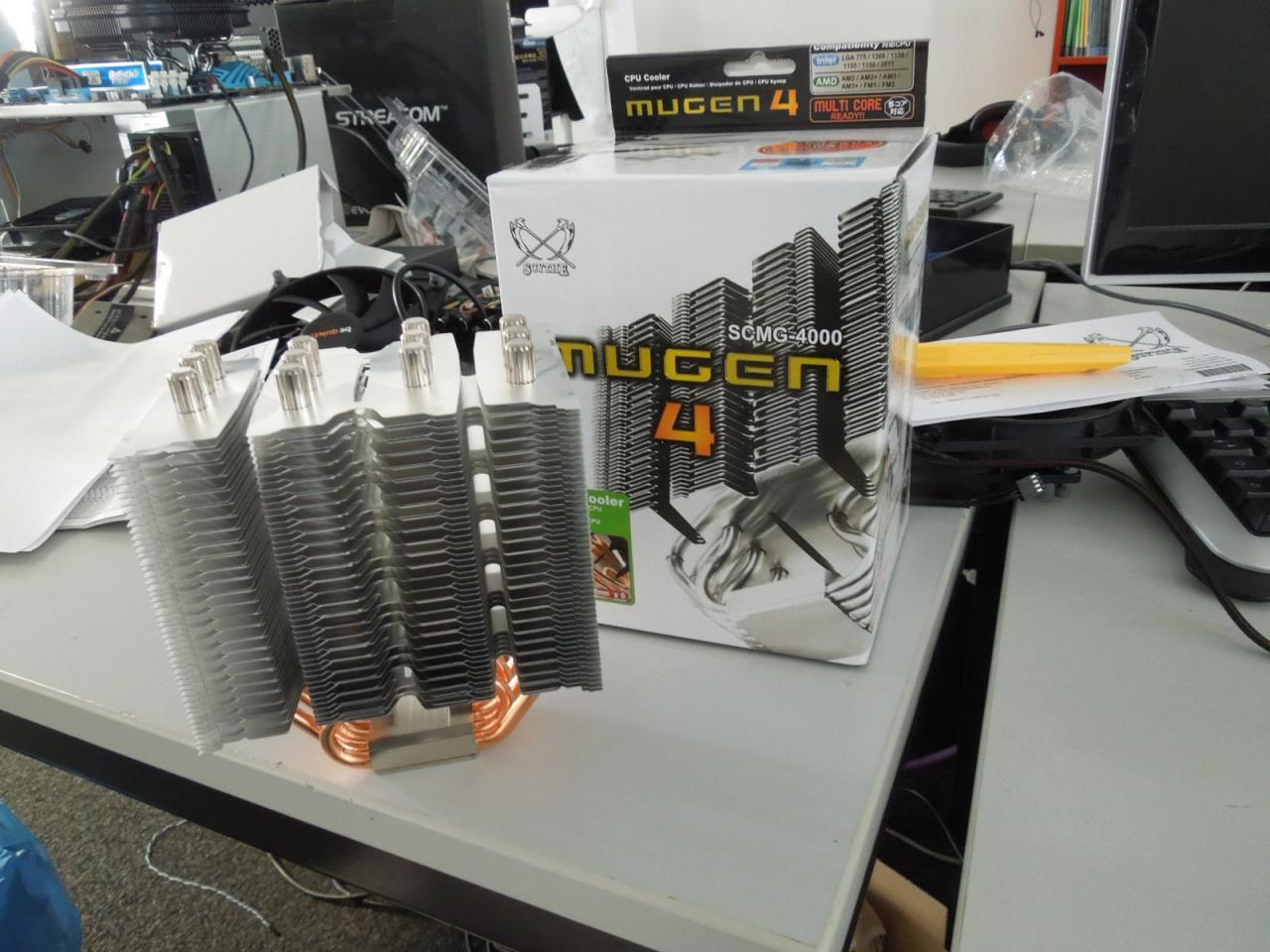 [10/05/2013] Nachdem diese Woche schon der FX100 von Zalman erfolgreich den planmäßigen Abschluss der CPU-Kühler-Marktübersicht verhindert hatte, wurde Reinhard kurz darauf ein zweites Mal getrollt, als dieser Kühler in die Redaktion hereinschneite. Die Testergebnisse beider Kühler finden Sie in der kommenden Ausgabe .