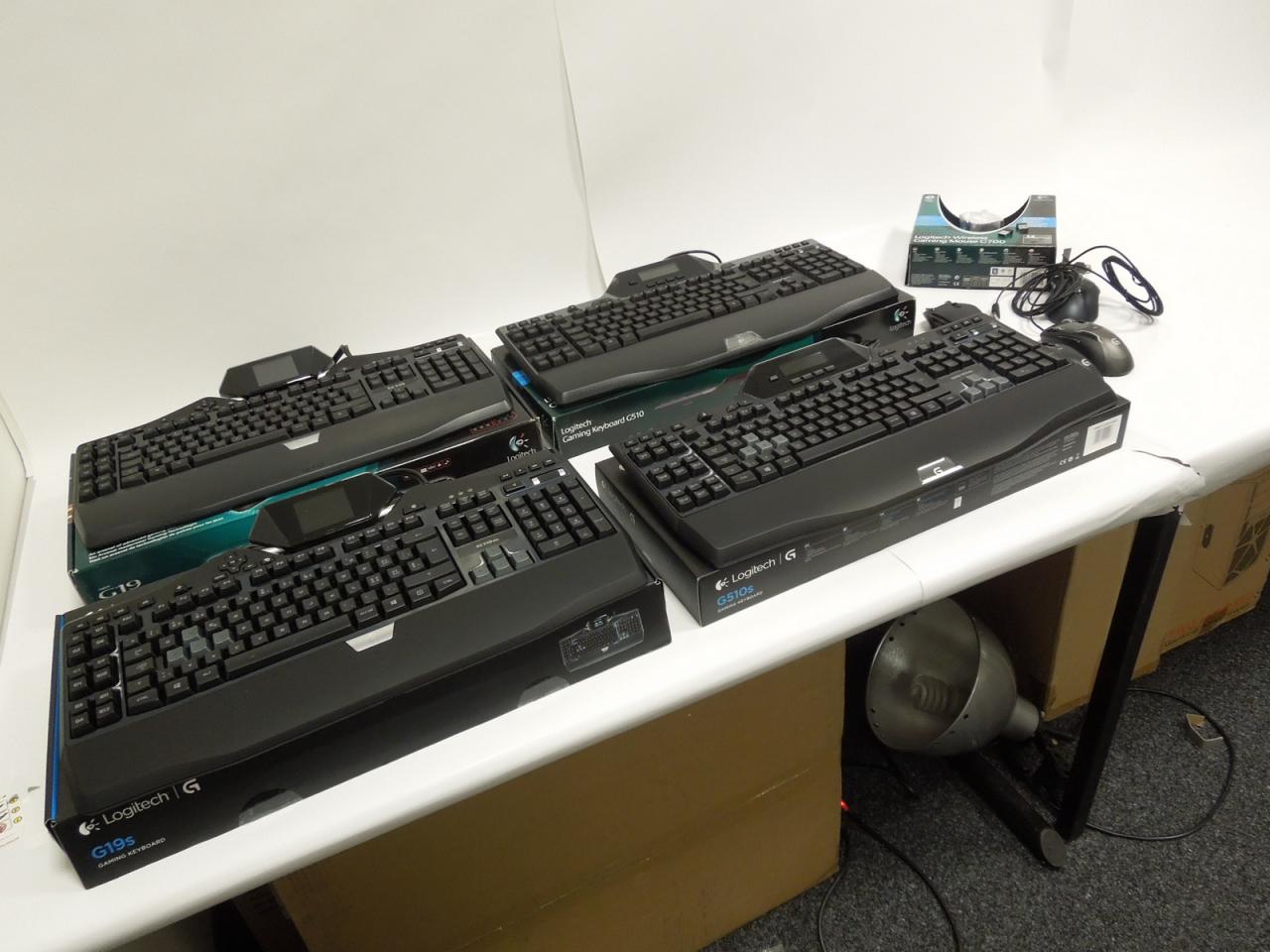 [03/05/2013] Unser Spieleonkel und Eingabegeräte-Experte Frank Stöwer hat doch hier nicht etwa einen Flohmarktstand mit edler Logitech-Hardware aufgebaut, um sein kärgliches Journalistengehalt aufzubessern, oder? Weit gefehlt, Sie sehen hier die Vorbereitung für den Videodreh, bei dem der Redaktionsoldie Hand an die neu aufgelegten Tastaturen und Mäuse der Logitech G-Serie legt.