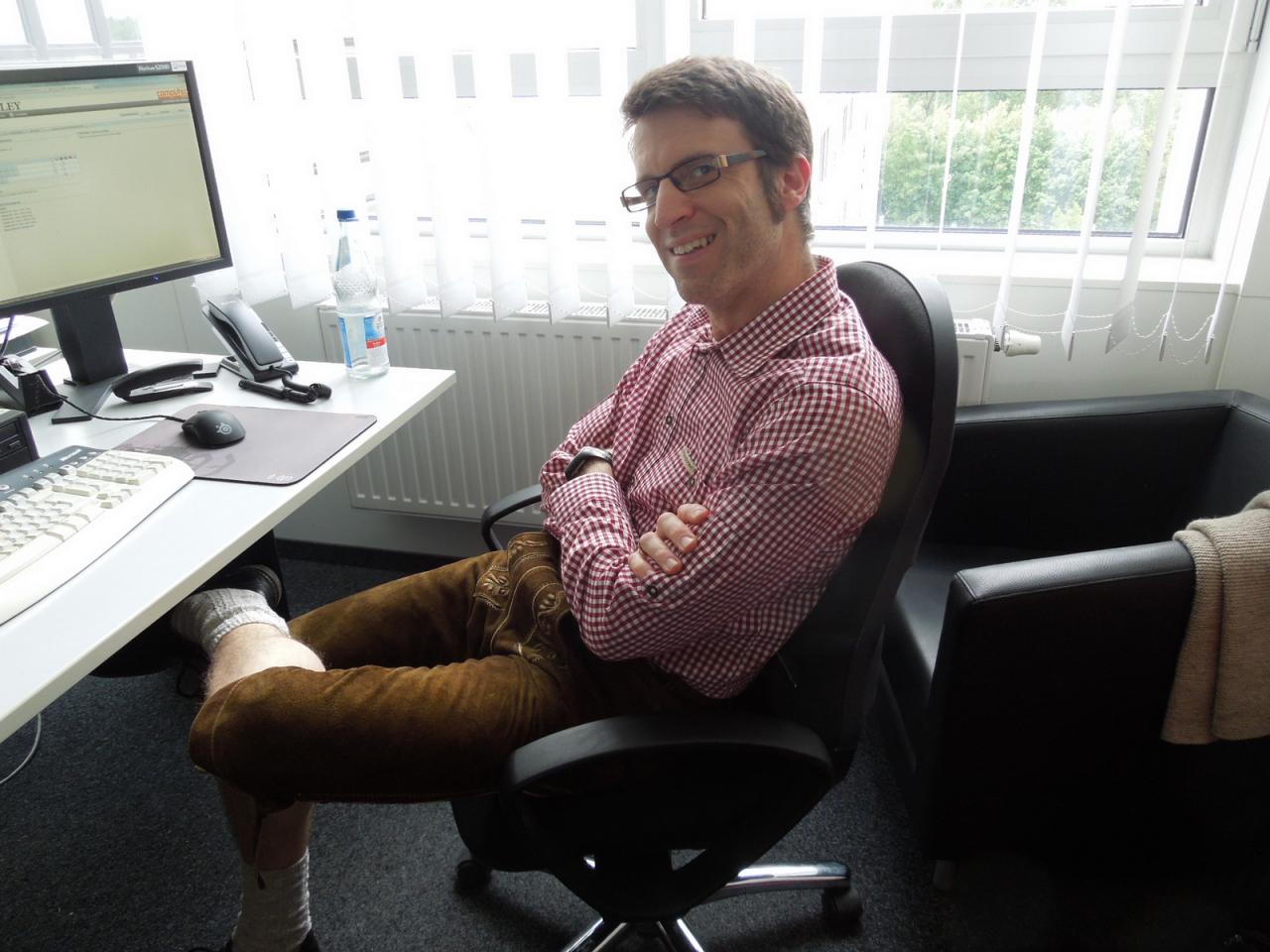 [24/05/2013] Dieser nette Herr in Tracht ist unser Layouter Frank Pfründer. Der Mann in der Lederbuxe strahlt, weil es die Schreibdrohnen wieder einmal geschafft haben, ihre Artikel (fast) pünktlich bei ihm abzuliefern. Zum anderen geht es gleich auf den berühmt berüchtigten 