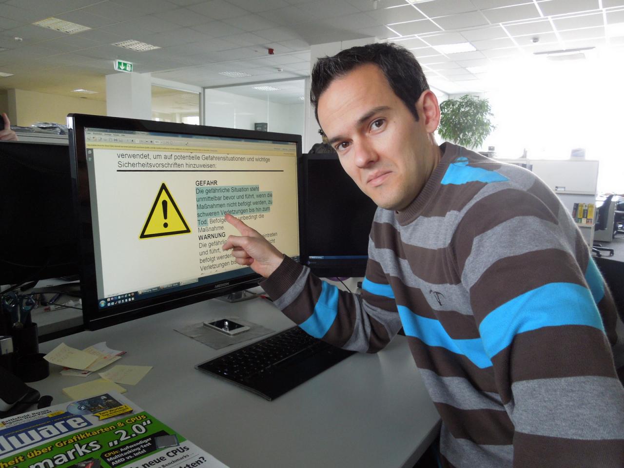 [24/05/2013] Herr Doktor Waadt liebt die Gefahr und hat auch schon wieder ein neues Projekt im Hinterkopf - was soll man bei dem Hinweisschild auf dem Monitor auch anderes erwarten? Was genau unser lieber Daniel für die nächste Ausgabe von 