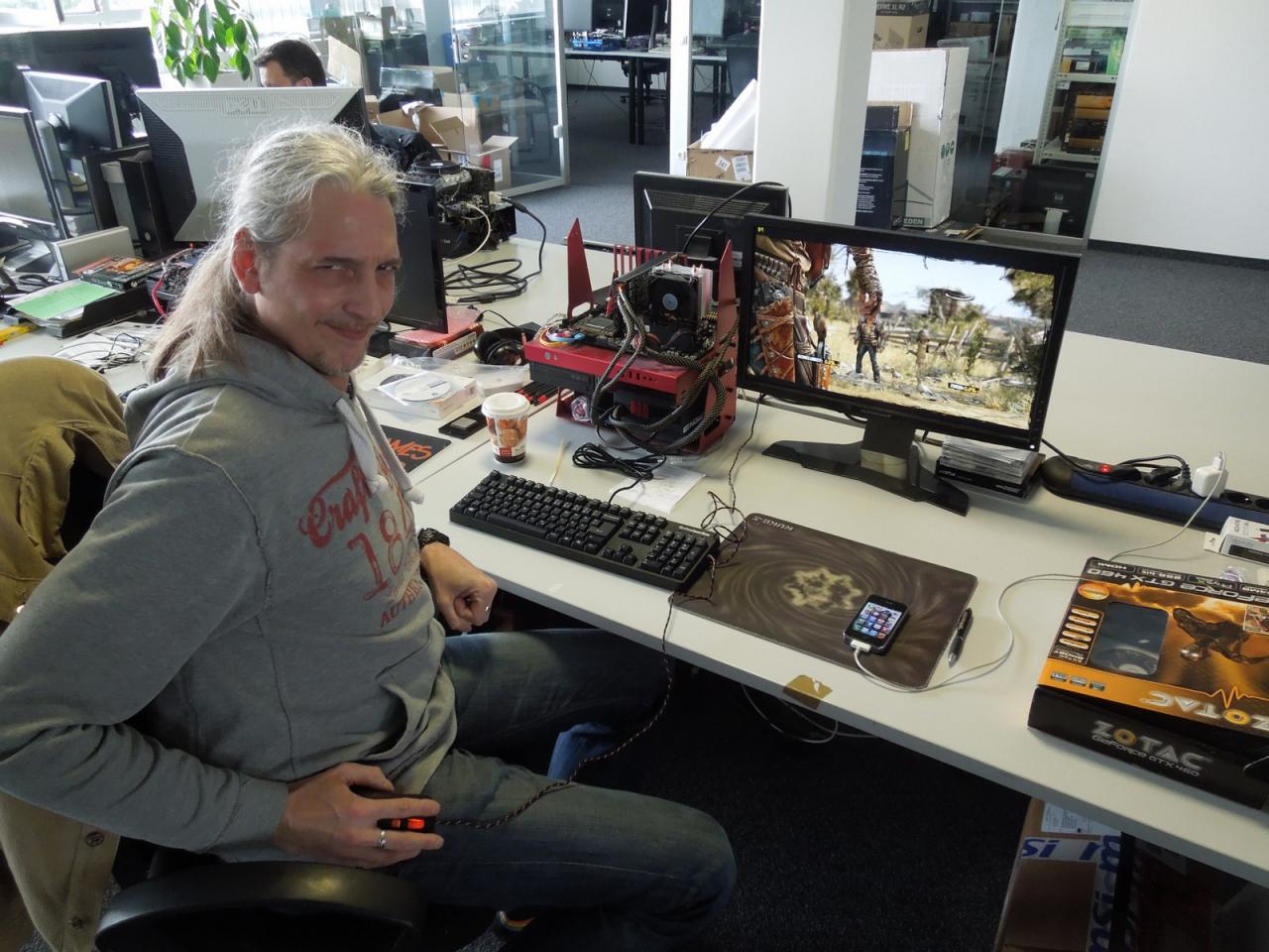[24/05/2013] Als bekennender Wester- Fan freut sich der Spieleonkel natürlich ganz besonders, dass er Techlands neuen Wild-West-Shooter spielen darf und sich mit der Maus als Bleispritzenersatz mit diversen Outlaw-Legenden virtuelle Duelle liefern darf. Den Blick beim Ziehen üben wir aber nochmal, Herr Stöwer. Für eine Neuverfilmung von 