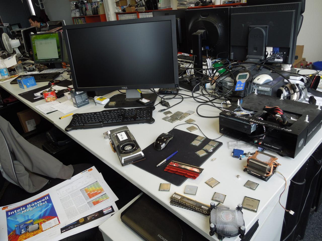 [24/05/2013] Auch Marcs Arbeitsplatz beweist, dass hier noch vor wenigen Minuten fleißig getestet wurde. In der linken unteren Ecke können Sie auch erkennen, was den BenchMarc bis zu allerletzten Minute des Abgabetags beschäftigt hat. Die rote Laterne wollten wir dem armen Kerl aber nicht auch noch auf seinen Platz stellen, denn Herr Sauter hat ja alles gegeben, damit Sie alles! über Intels neuen Haswell erfahren.