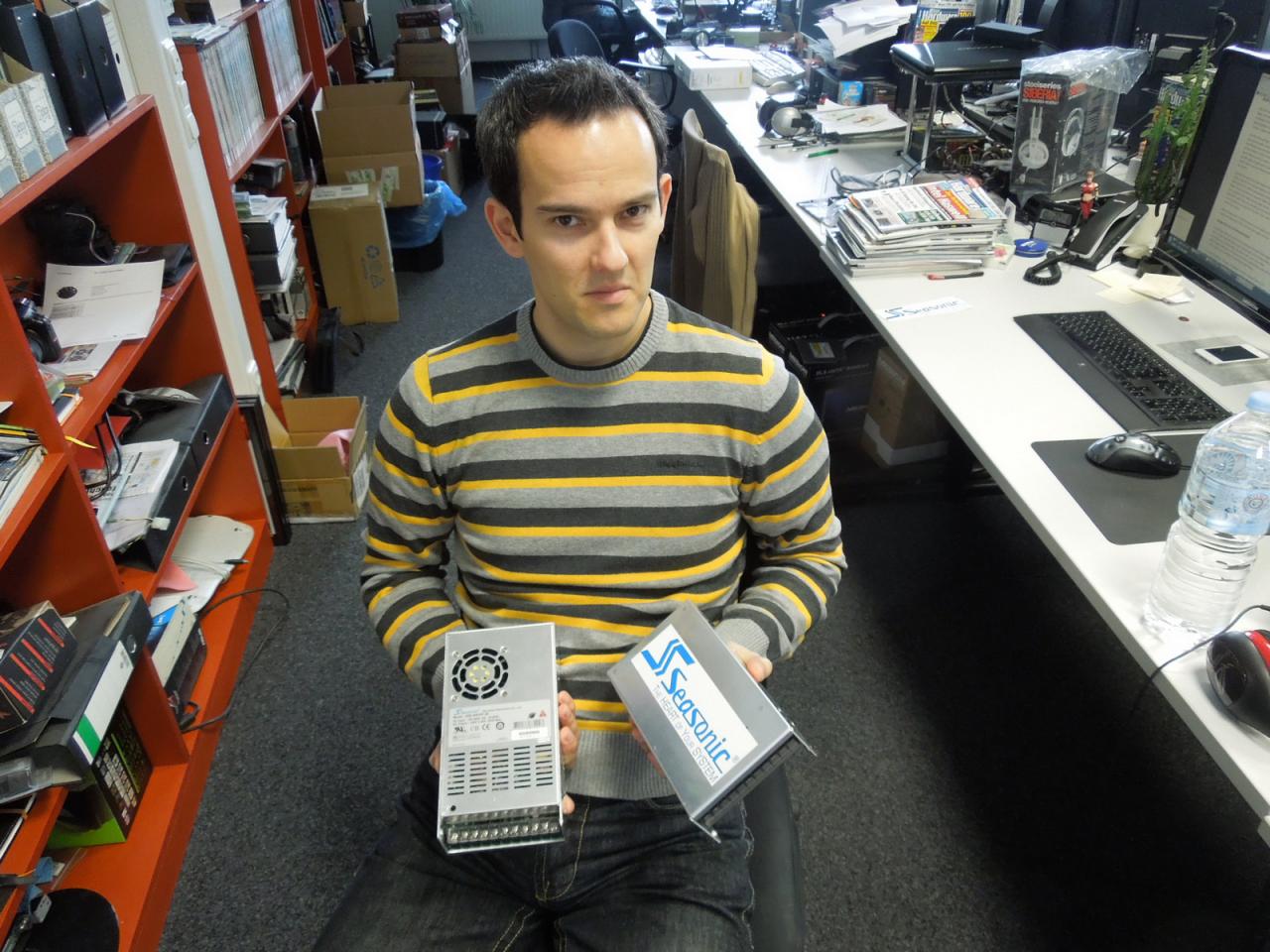 [29/05/2013] Bei unserem Daniel geht es immer noch geheim und gefährlich zu und diese beiden 46-Volt-Netzteile sind Teil seiner abenteuerlichen Versuche. Mehr wird noch nicht verraten, aber wir halten Sie über die Aktivitäten von Dr. Waadt in dieser Rubrik auf dem Laufenden.