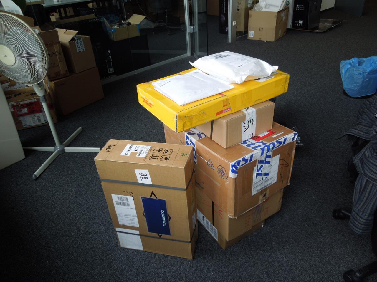 [29/05/2013] Paketstapel wie dieser sind in der ersten Produktionswoche ein üblicher Anblick, da viele Redakteure schon wieder die ersten Testmuster bestellen. Leider hat unser Prakti Daniel den Postausgangs-Paketstapel schon weggeräumt, der wäre nämlich noch ein ganzes Stück höher ausgefallen. Was wohl alles in den Kartons ist? Raten Sie doch einmal mithilfe der Kommentarfunktion.