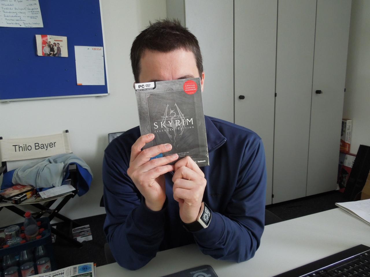 [29/05/2013] Der Meister plant einen Wochenendausflug nach Himmelsrand und hat sich zu diesem Zweck gleich mit der Legendary Edition von Skyrim eingedeckt. Warum er allerdings jetzt schon sein Gesicht verbirgt, war nicht heraus zu bekommen. Das wird doch erst noch den geschätzten 80 Spielstunden knitterig aussehen.