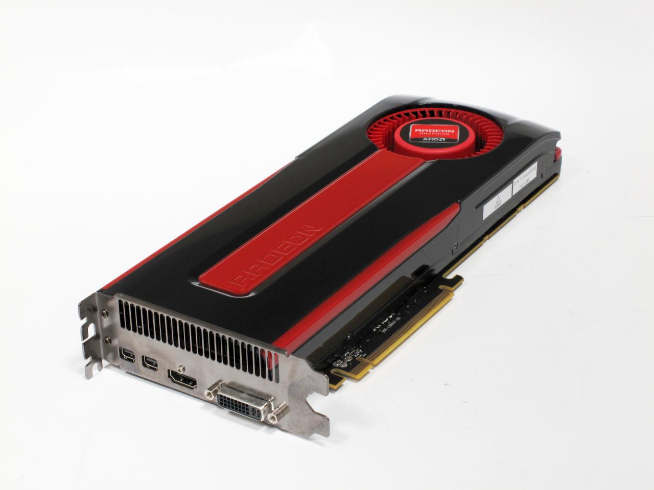 [07/05/2013] Radeon HD 7970 und HD 7970 GHz Edition: Mitunter verzichten wir auf eines dieser Modelle, da sie bis auf den Takt gleich arbeiten. 1.050/3.000 gegen 925/2.750 MHz steht's, die HD 7970 ist rund zehn Prozent langsamer als die GHz Edition.