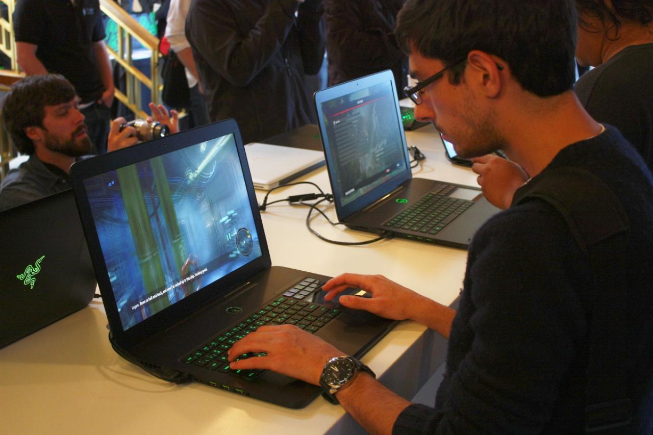 [31/05/2013] Puristen nutzen statt eines Touchpads eine Maus - dazu stehen drei USB-3.0-Anschlüsse stehen.