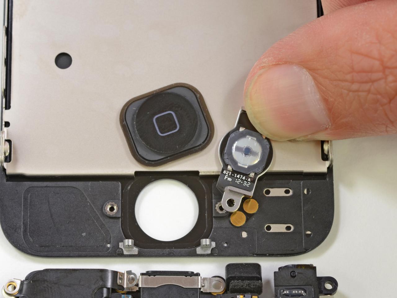 [16/05/2013] iPhone 5S: Fingerabdrucksensor samt kapazitivem Home Button zum Release? Im Bild sehen Sie den Home Button des iPhone 5. 