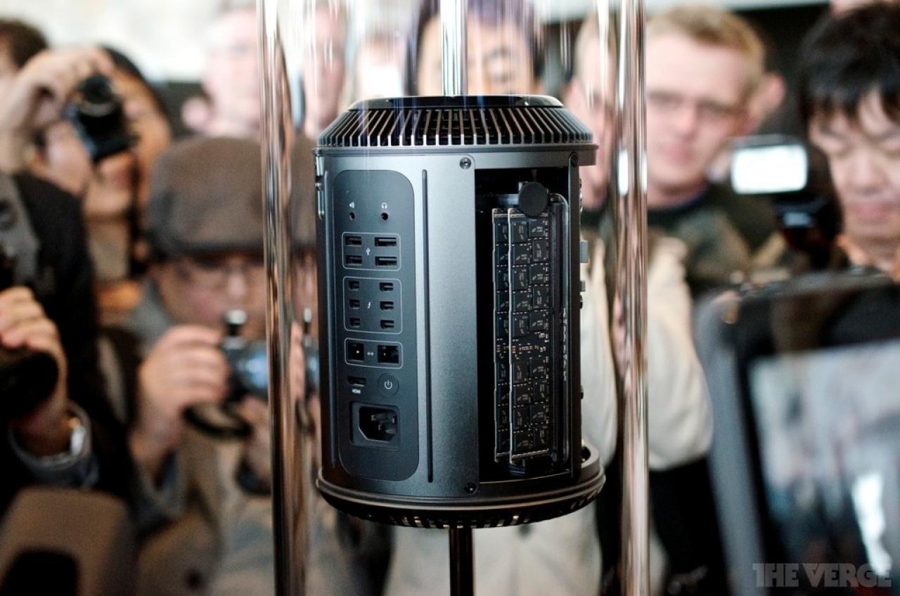 [14/06/2013] Mac Pro offen. Der RAM scheint als einzige Komponente Standard-Formfaktoren zu nutzen.