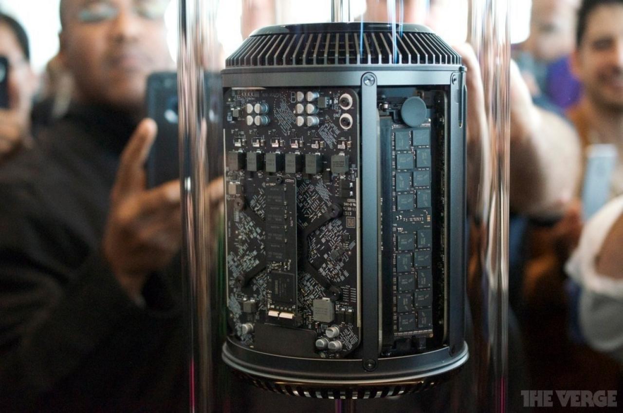 [14/06/2013] Mac Pro offen, mit mSATA-SSD auf der Rückseite einer 