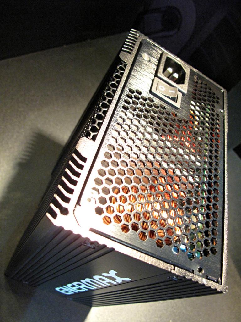 [09/06/2013] Enermax auf der Computex 2013: Passives Netzteil, neue Triathlors, Gehäuse und eine Kompakt-Wasserkühlung (3)