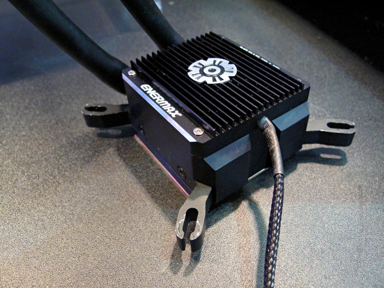 [09/06/2013] Enermax auf der Computex 2013: Passives Netzteil, neue Triathlors, Gehäuse und eine Kompakt-Wasserkühlung