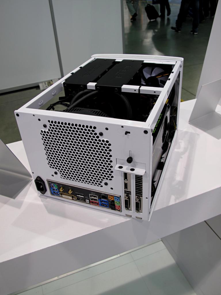 [09/06/2013] Fractal Design zeigt neue Gehäuse: Arc XL, Arc Mini R2 und Node 304 in weiß (3)