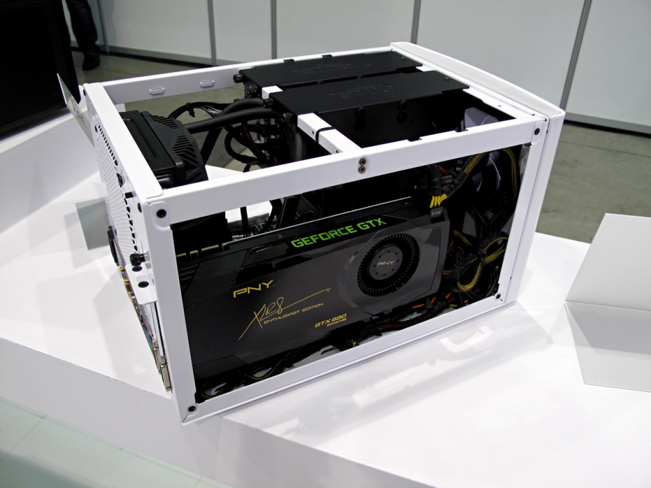 [09/06/2013] Fractal Design zeigt neue Gehäuse: Arc XL, Arc Mini R2 und Node 304 in weiß (4)