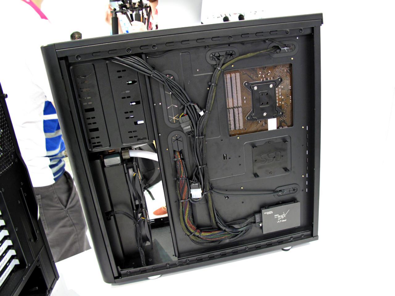 [09/06/2013] Fractal Design zeigt neue Gehäuse: Arc XL, Arc Mini R2 und Node 304 in weiß (12)