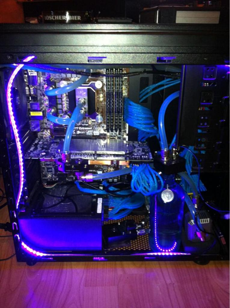 [28/06/2013] Update vom 29.06. mit leuchtenden HDD-Käfigen (18)