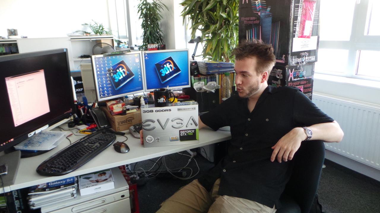 [07/06/2013] Ein Unikat neben einem Unikat, das ist wohl die passende Beschreibung für diese Bild. Dass Raff, der hier mal wieder einen seiner speziellen Gesichtsausdrücke aufsetzt, einmalig ist, haben wir und Sie ja schon längst erkannt. Aber neben ihm befindet sich die erste übertaktete GTX 780 im Custom-Design, die unser Spezialist testen darf - auch das ist bemerkenswert!