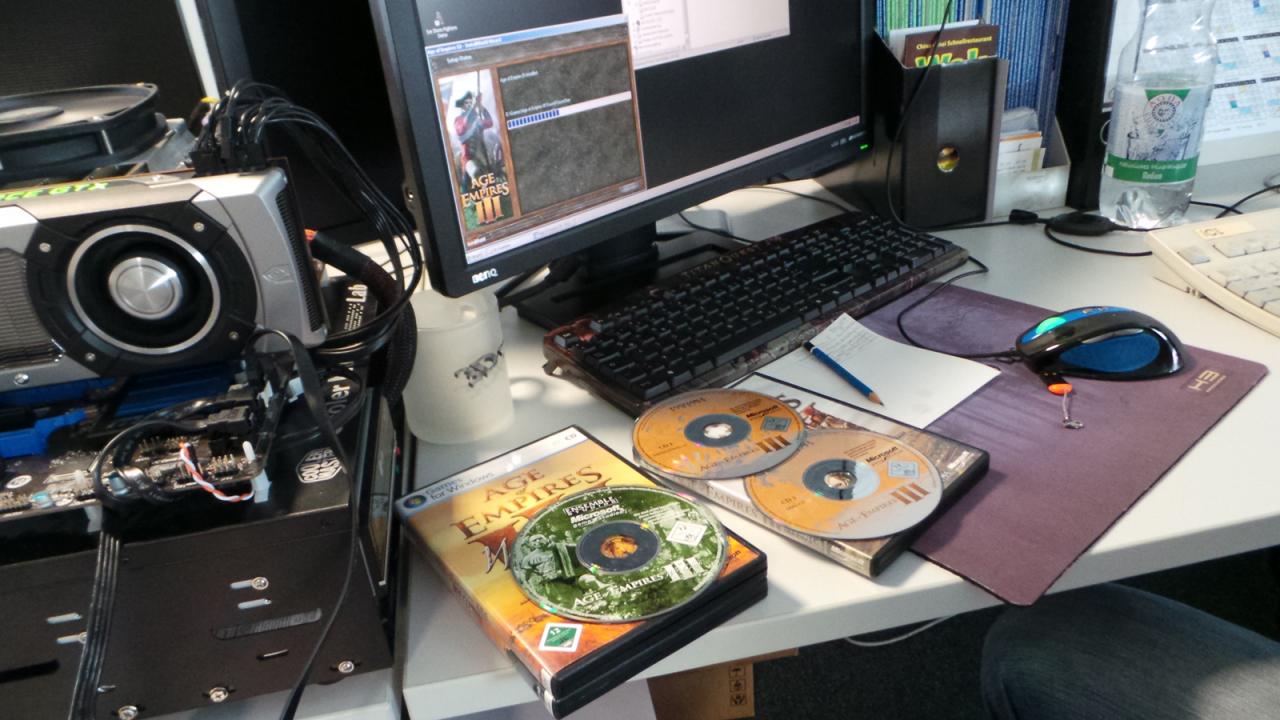 [07/06/2013] Unser Carsten mag es lieber traditionell - das behaupten wir hier einfach mal, weil er uns den Zusammenhang zwischen der schon etwas betagten Age-of-Empires-3-Vollversion mit Originalhülle und seinem Artikel zur Physik in Spielen nicht erklären wollte. Zumindest gab er uns die Auskunft, ein Fan von Spielen mit Originalverpackung zu sein. 