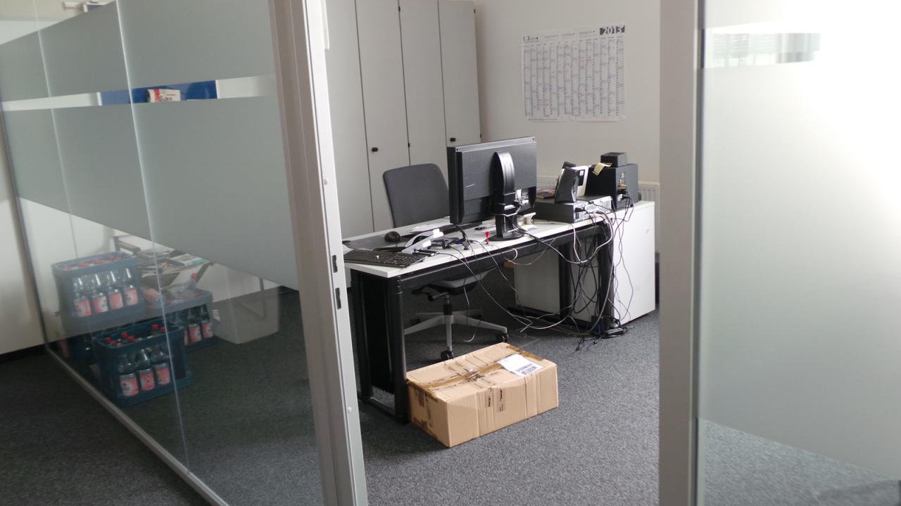 [07/06/2013] Dieser Blick ins Meisterbüro verrät alles: Thilo hat der PCGH-Redaktion für eine Woche den Rücken gekehrt und sich in die Niederlande auf Strandurlaub abgesetzt. Wir wünschen ihm und seiner Familie viel Sonne und wohltemperiertes Nordseewasser. Wenn unser Kapitän diesen Gruß allerdings liest, ist es mit der Urlaubsruhe auch schon wieder fast vorbei.